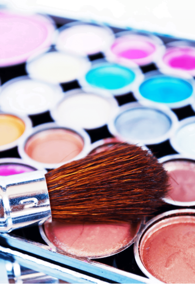 Paleta de sombras de ojos con brocha para aplicación de maquillaje. Tonos neutros y cálidos para looks naturales y sofisticados.