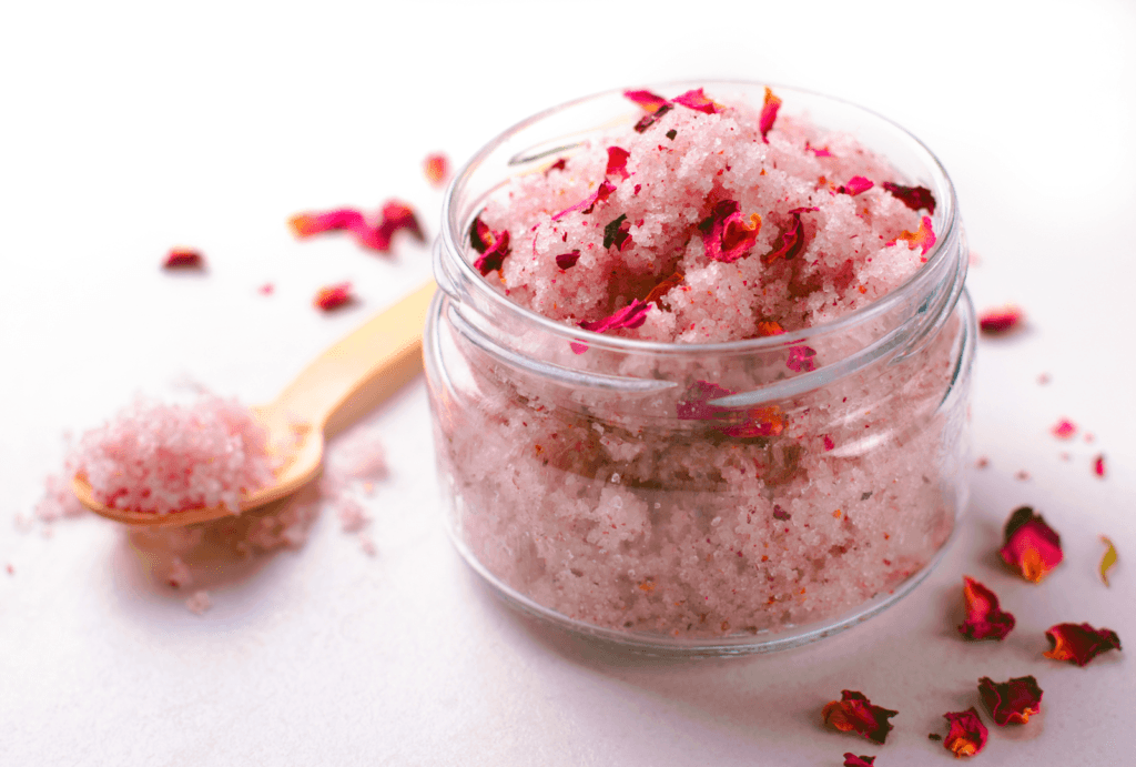 Cómo hacer exfoliantes caseros en 2025 para rostro y cuerpo: recetas fáciles y naturales 2 Exfoliante casero sal y rosa | Lo Mejor en Belleza