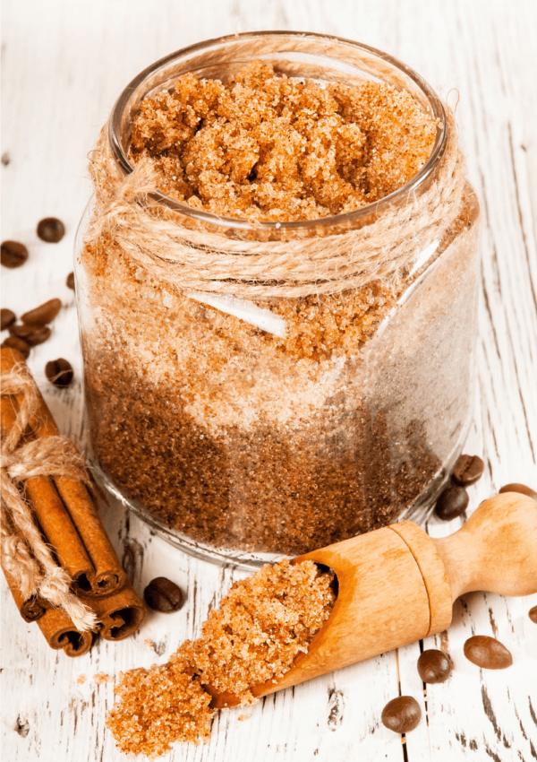 Exfoliante casero con azúcar y canela en un frasco de vidrio, ideal para cuidados naturales de la piel