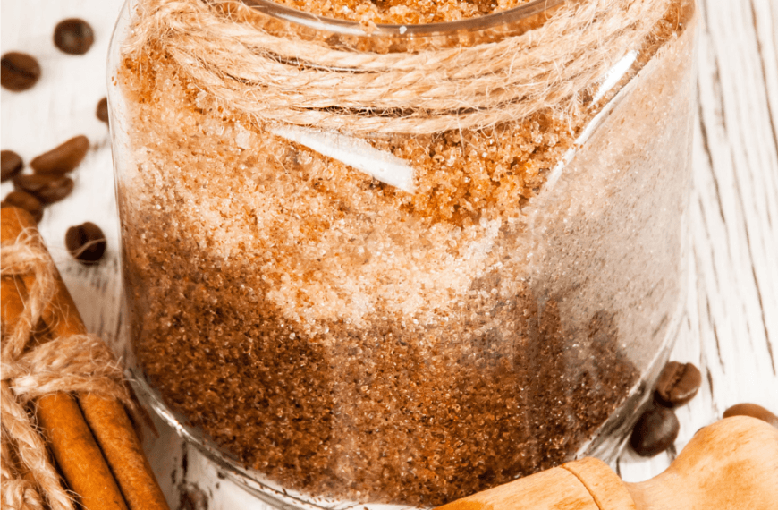 Exfoliante casero con azúcar y canela en un frasco de vidrio, ideal para cuidados naturales de la piel