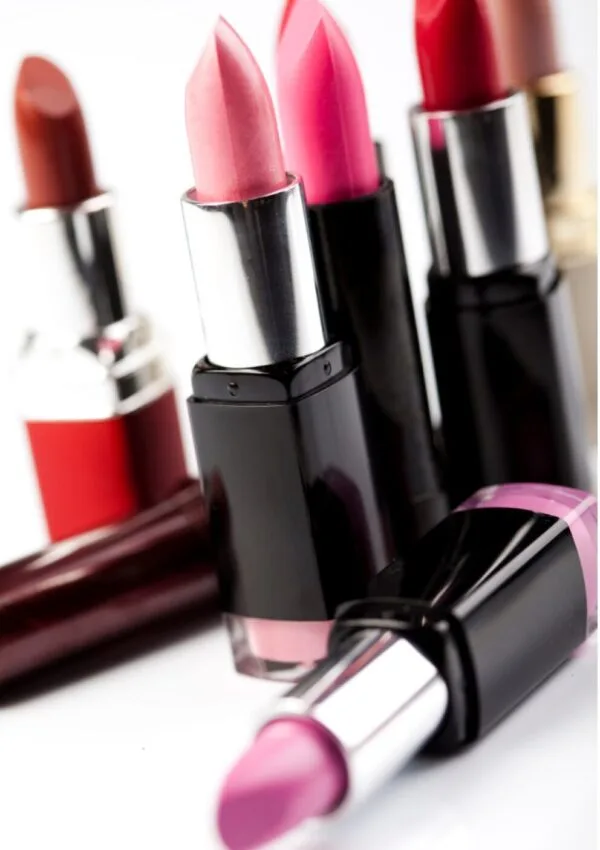 Comparativa de labiales permanentes con acabados mate, brillo y metalizados
