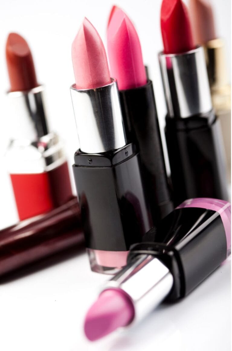 Comparativa de labiales permanentes con acabados mate, brillo y metalizados