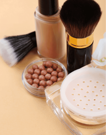 Bases de maquillaje: Varias bases de maquillaje en diferentes tonos y acabados, diseñadas para unificar el tono de piel, cubrir imperfecciones y brindar un acabado suave y natural. Ideales para todo tipo de piel.