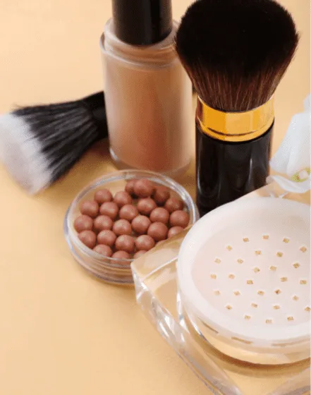 Bases de maquillaje: Varias bases de maquillaje en diferentes tonos y acabados, diseñadas para unificar el tono de piel, cubrir imperfecciones y brindar un acabado suave y natural. Ideales para todo tipo de piel.