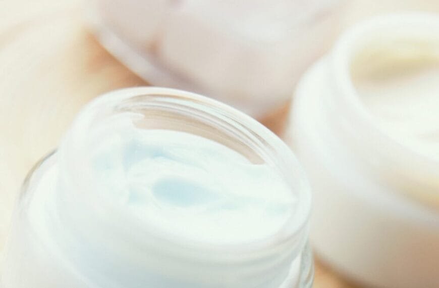 Selección de cremas con ácido hialurónico para hidratación intensa y cuidado antiedad, incluyendo productos de Eucerin, Neutrogena y Esthederm