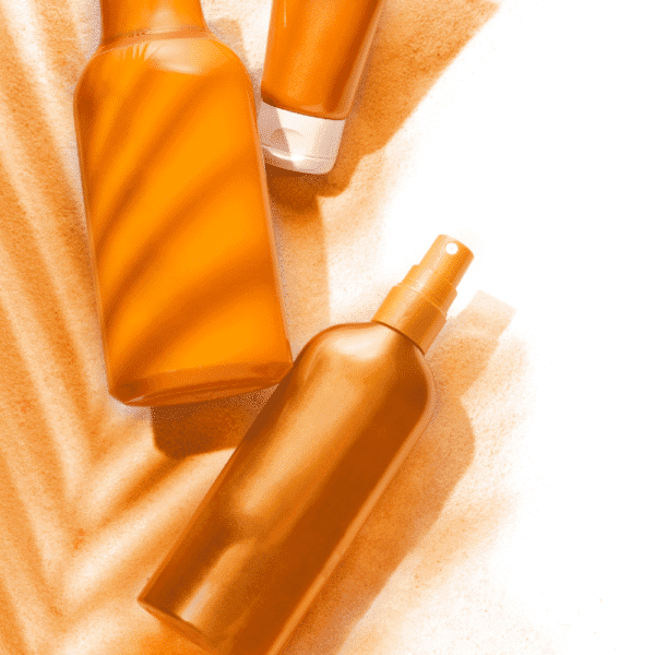 Variedad de cremas solares de diferentes marcas con protección UVA y UVB