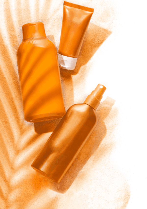 Variedad de cremas solares de diferentes marcas con protección UVA y UVB