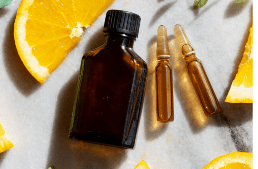 Frascos de sérums de vitamina C, mostrando sus propiedades antioxidantes y beneficios para el cuidado de la piel.