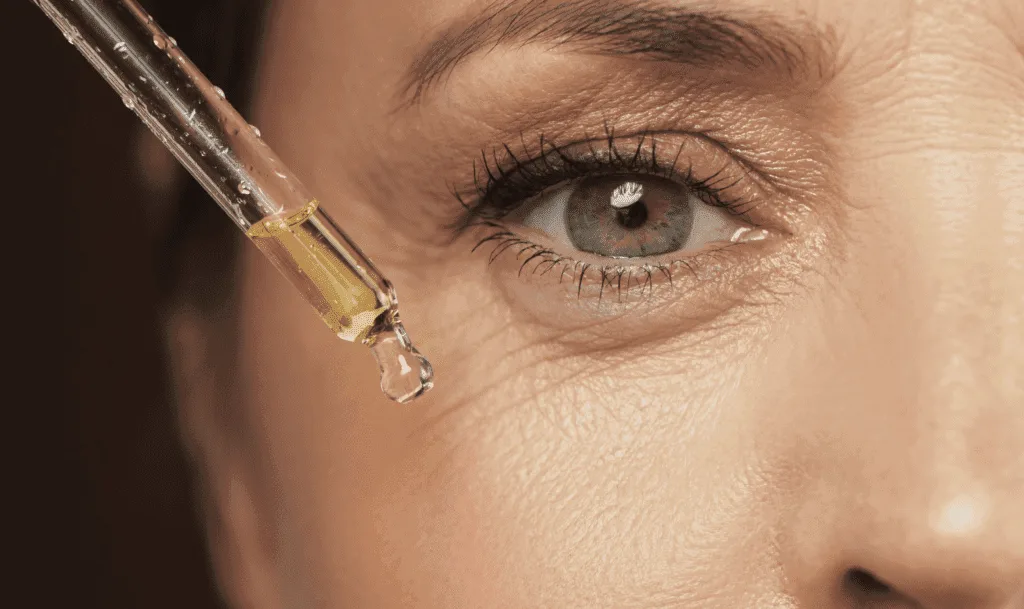 Top 8 sérums faciales: mejora tu rutina de cuidado facial 2 mujer echandose serum | Lo Mejor en Belleza