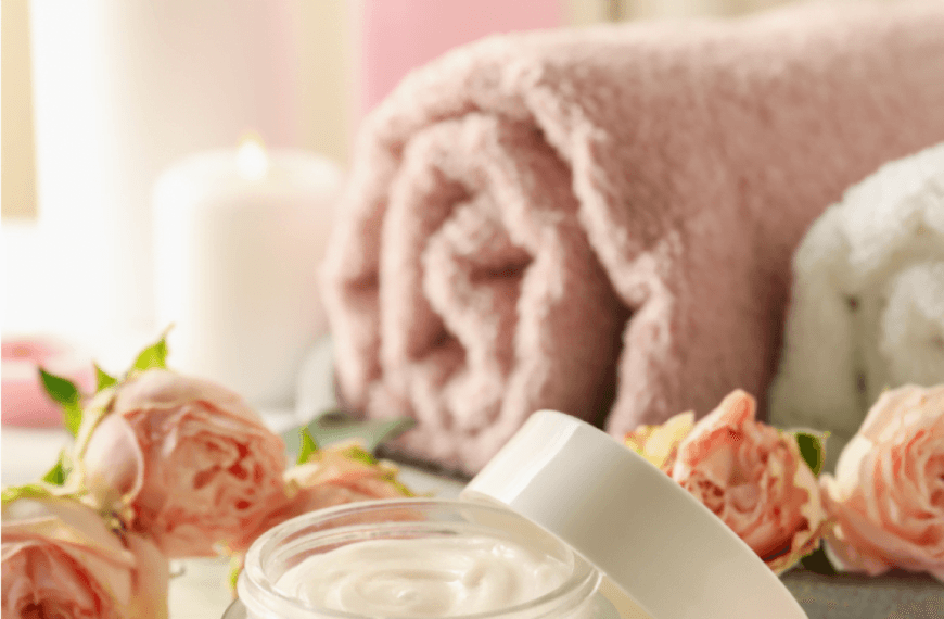 Frasco de crema antiarrugas con una textura rica, diseñada para reducir las líneas finas y mejorar la elasticidad de la piel