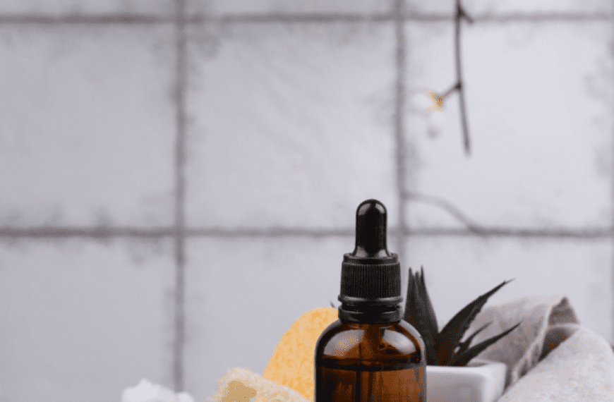 Frasco de sérum facial, ideal para mejorar la hidratación y combatir arrugas