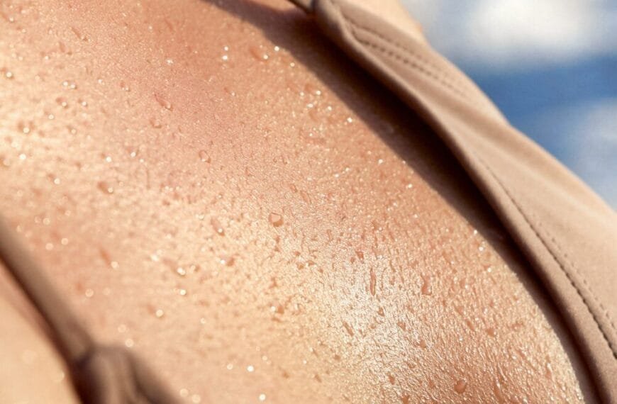 Mujer con escote bronceado natural, mostrando un tono dorado y uniforme en la piel.