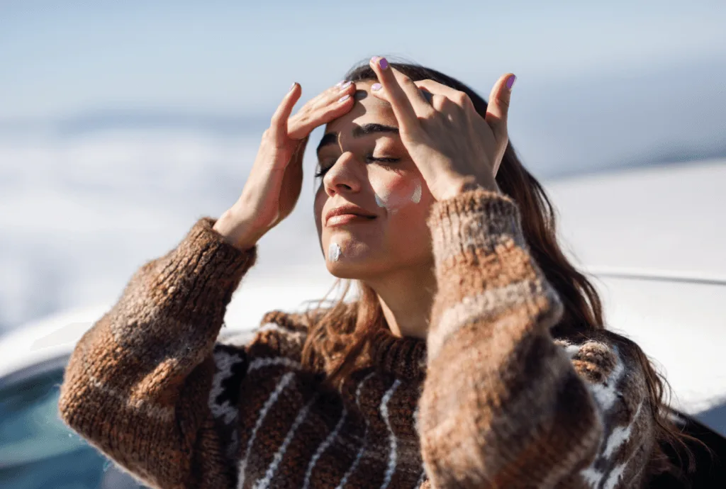 Top 9 cremas con protector solar facial para protegerte todo el año 5 Mujer echandose crema solar facial | Lo Mejor en Belleza