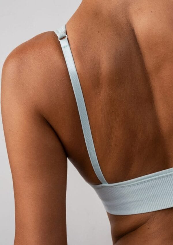 prolongadores del bronceado. La piel de la mujer luce un bronceado dorado uniforme, resaltando un tono saludable y luminoso. El efecto del prolongador de bronceado le ha dado una apariencia radiante y veraniega, con un acabado suave y sin manchas visibles.