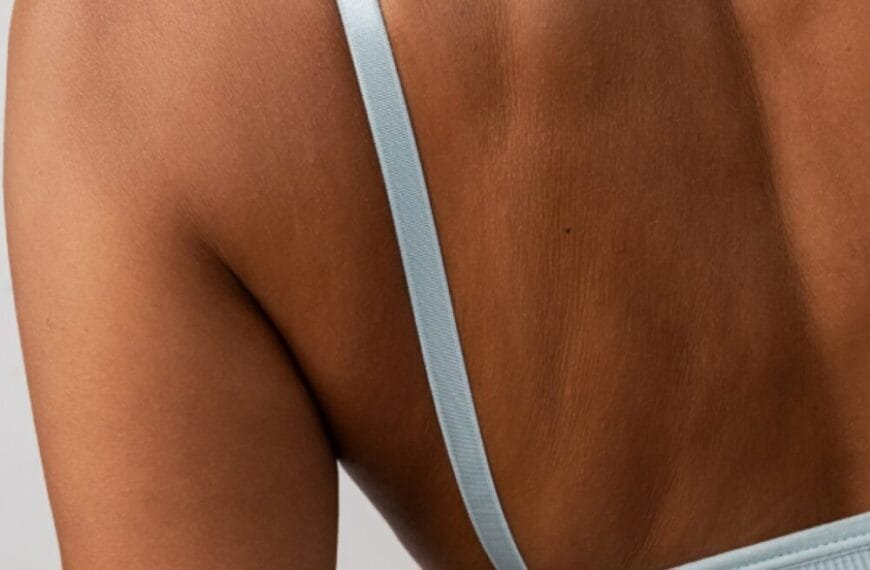 prolongadores del bronceado. La piel de la mujer luce un bronceado dorado uniforme, resaltando un tono saludable y luminoso. El efecto del prolongador de bronceado le ha dado una apariencia radiante y veraniega, con un acabado suave y sin manchas visibles.