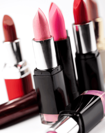 La imagen muestra una selección de labiales permanentes de diferentes marcas, presentados en distintos tonos y acabados. Cada labial está diseñado para ofrecer larga duración y pigmentación intensa, destacando opciones que van desde acabados mate hasta satinados. Los envases coloridos y elegantes están dispuestos de manera atractiva.