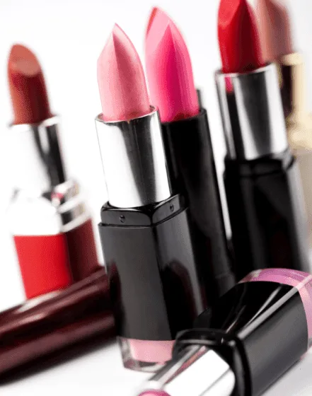 La imagen muestra una selección de labiales permanentes de diferentes marcas, presentados en distintos tonos y acabados. Cada labial está diseñado para ofrecer larga duración y pigmentación intensa, destacando opciones que van desde acabados mate hasta satinados. Los envases coloridos y elegantes están dispuestos de manera atractiva.