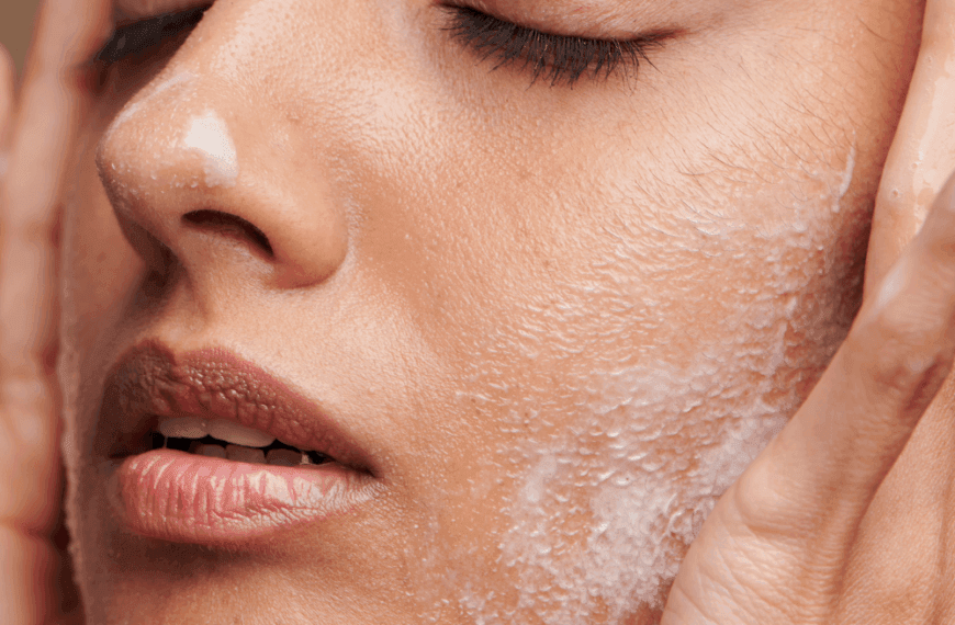 Mujer aplicando productos en su rostro durante su rutina facial para piel grasa y mixta