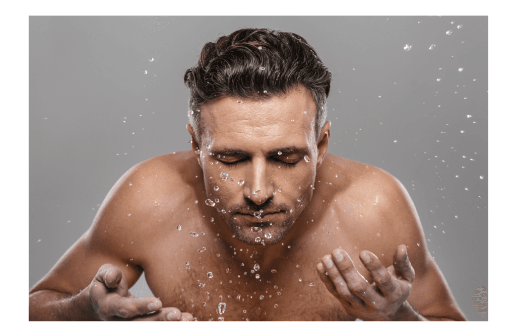 Las 6 mejores cremas hidratantes y antiarrugas para hombres 3 Hombre echandose agua | Lo Mejor en Belleza
