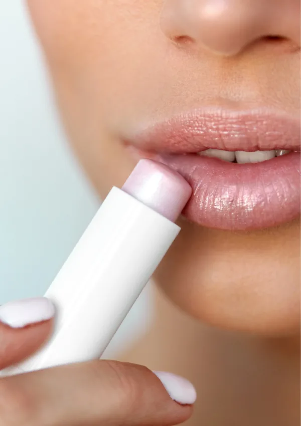 Labiales mágicos. Mujer aplicándose un labial mágico en barra que cambia de color según el pH de los labios