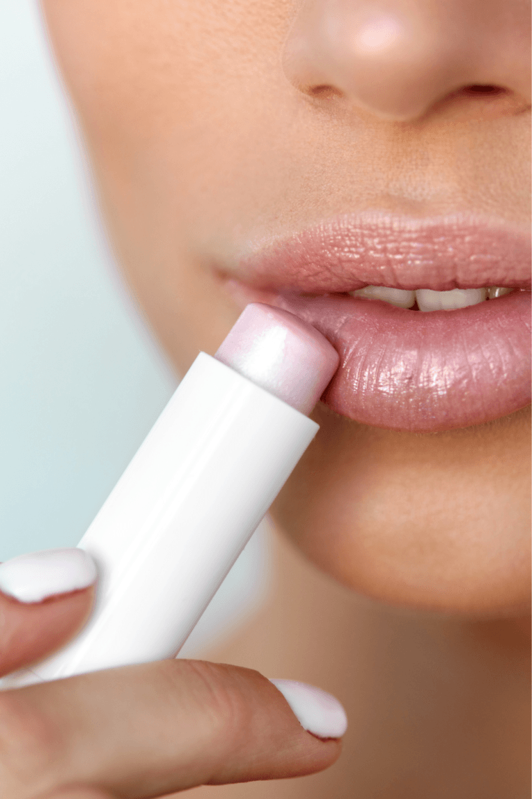 Labiales mágicos. Mujer aplicándose un labial mágico en barra que cambia de color según el pH de los labios