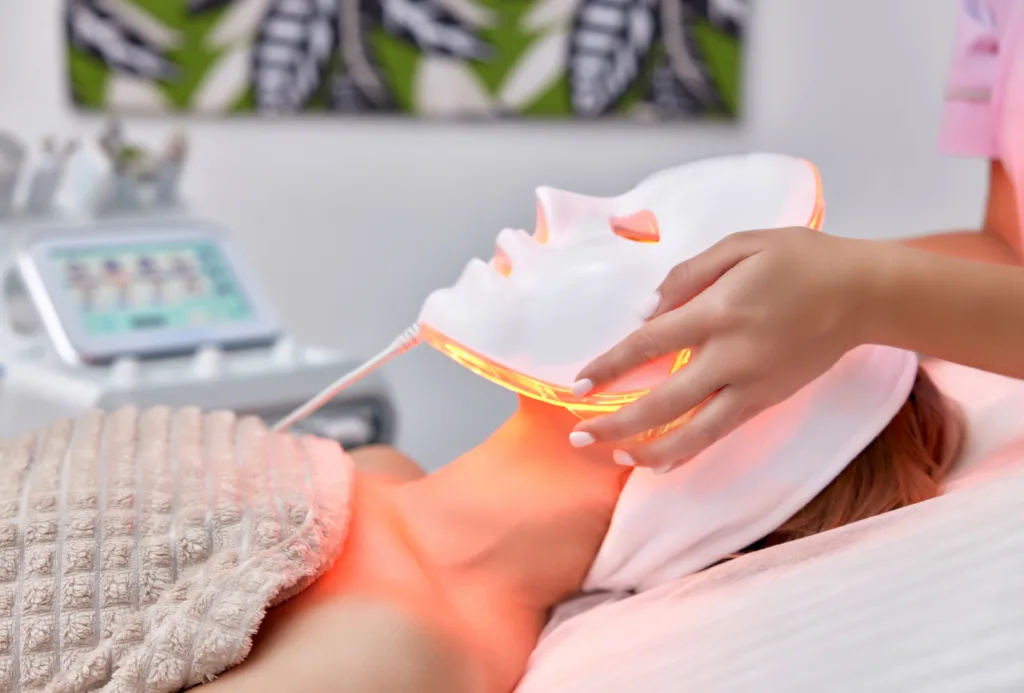 Mujer con tratamiento de mascara led | Lo Mejor en Belleza