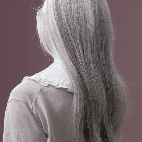 Cabello gris largo cuidado con champús para cabello gris.