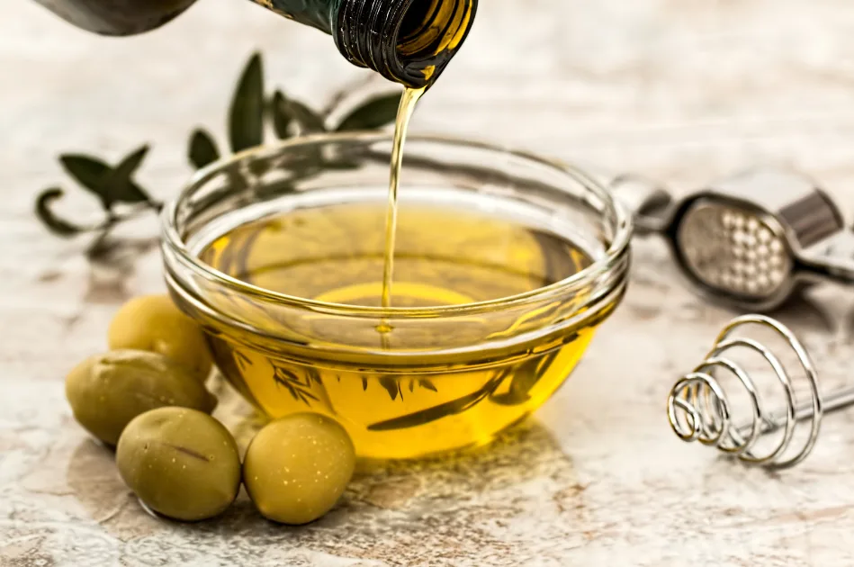 Cómo Incorporar Aceites Faciales en tu Rutina de Cuidado: Guía Completa 2 Aceite de oliva skincare | Lo Mejor en Belleza