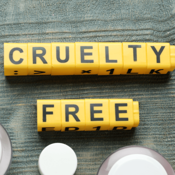 Cosmética cruelty free y vegana con productos de belleza sobre fondo de madera.