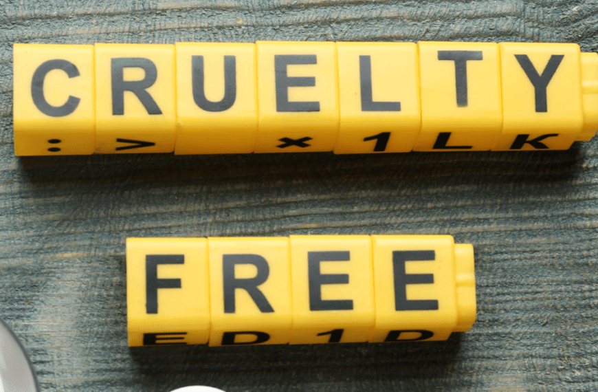 Cosmética cruelty free y vegana con productos de belleza sobre fondo de madera.