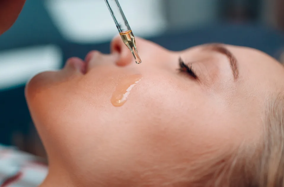 Cómo Incorporar Aceites Faciales en tu Rutina de Cuidado: Guía Completa 10 Mujer echandose aceite facial | Lo Mejor en Belleza