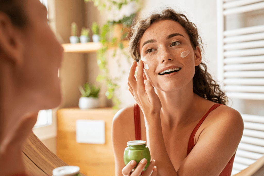 Péptidos en la piel: qué son, cómo usarlos y los 5 mejores productos para probarlos 3 Mujer echandose peptidos | Lo Mejor en Belleza