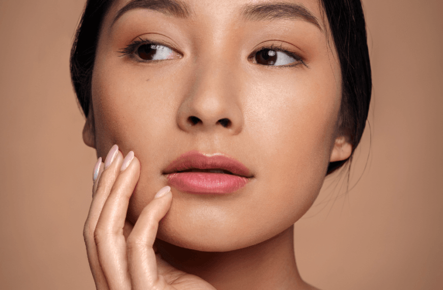 Rostro femenino con piel hidratada y luminosa con pantenol