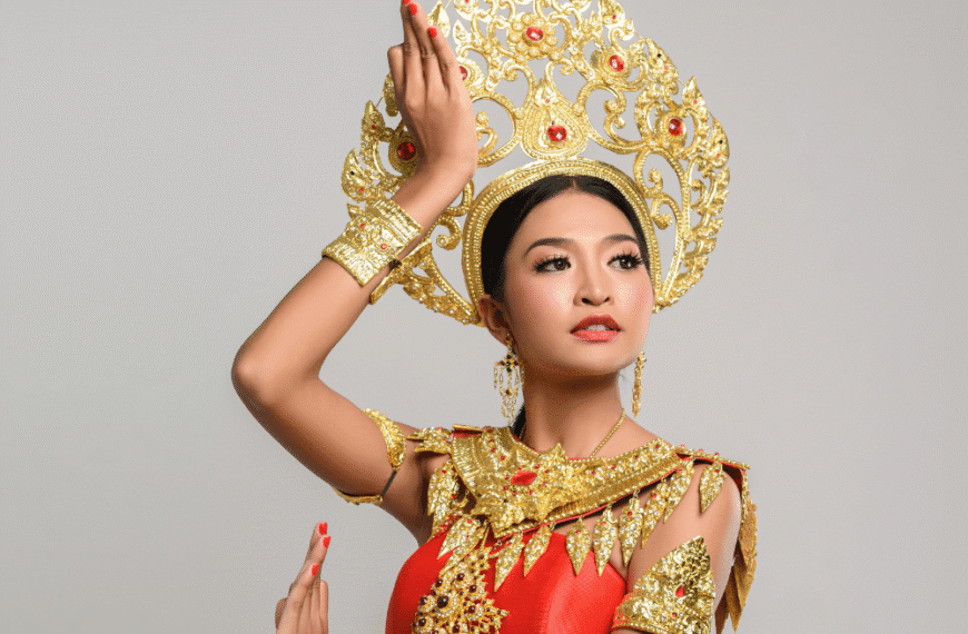 Mujer con traje tradicional tailandés representando la belleza cultural T-Beauty