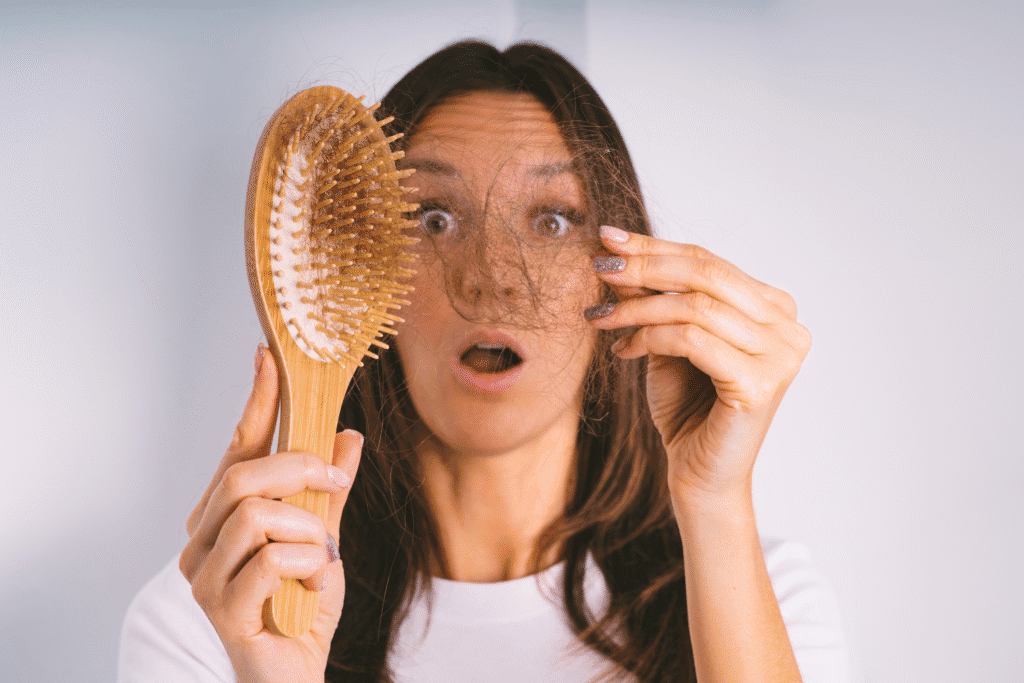 Caída estacional del cabello: lo que nadie te cuenta 1 Diseno sin titulo 2025 09 22T174810.236 1 | Lo Mejor en Belleza